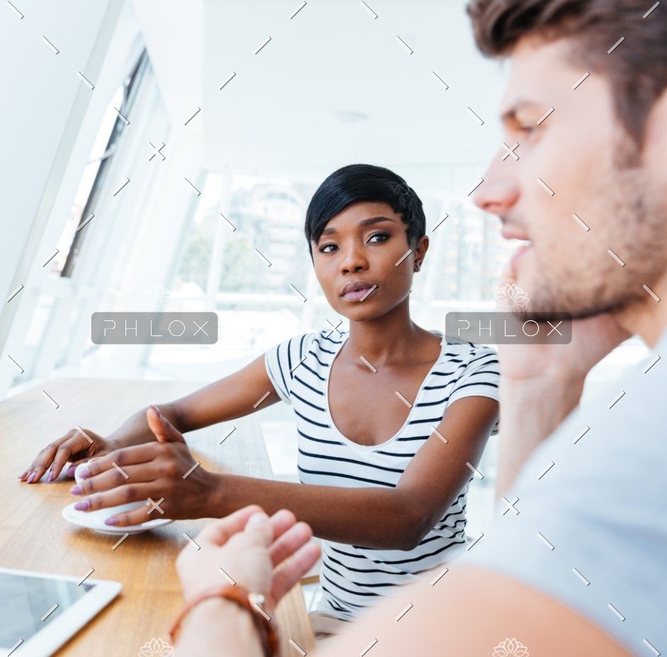 Businesswoman-and-smiling-businessman-discussing-work-in-restaurant@2x